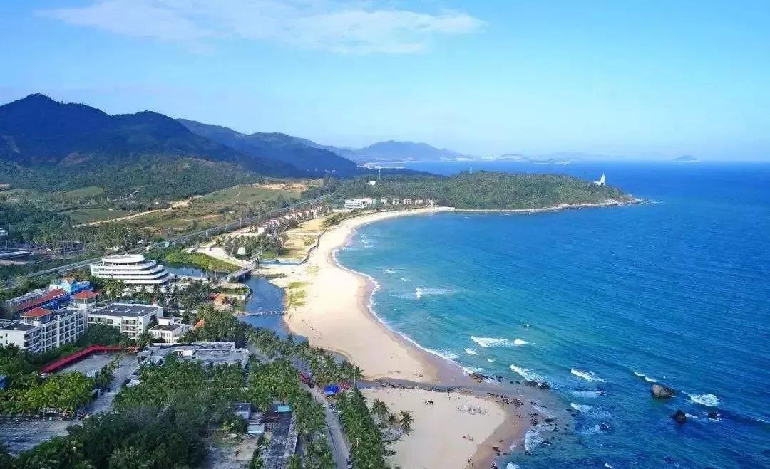 海南万宁日月湾位于兴隆旅游区南部加新,田新二管区之间,是世界上